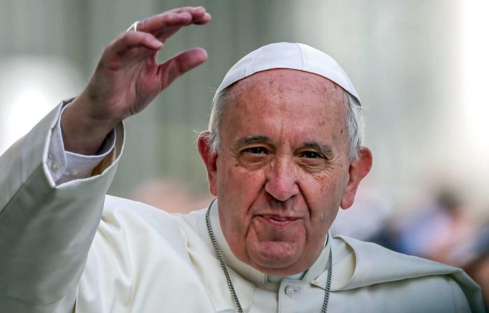 El papa muestra su «pesar» por fallecimiento de Castro y pide por su descanso