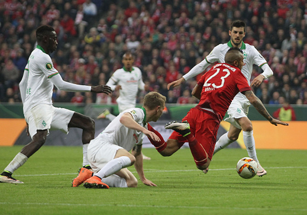 El Bayern llega a la final de la Copa Alemania con «piscinazo» de Vidal