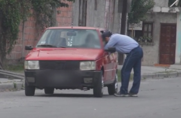 [Video] ¿Sobornarías a un policía?: youtuber chileno hace experimento social en Argentina