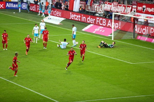 [Video] Arturo Vidal sigue con su racha goleadora en victoria parcial del Bayern ante el Schalke 04