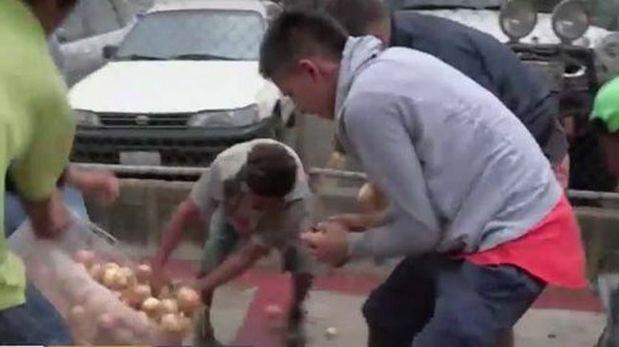 [VIDEO] La crisis de la Venezuela chavista: 20 personas se pelean por un saco de cebollas