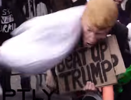 [Video] «Donald Trump» es atacado por una multitud durante pelea de almohadas en Estados Unidos