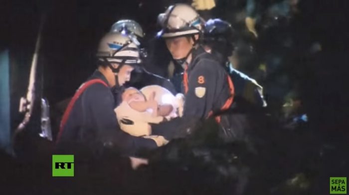 [VIDEO] El dramático rescate de un bebe luego del terremoto de Japón
