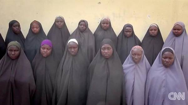 [VIDEO] Boko Haram envía una prueba de vida de muchachas raptadas en Nigeria