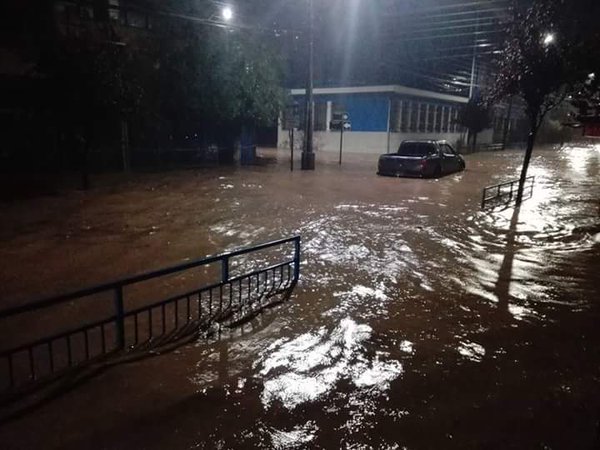 [Video] Intensas lluvias provocan el desborde de un canal en la comuna de Tomé