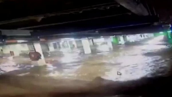 [Video] Cámara de seguridad muestra el estacionamiento subterráneo del Costanera Center totalmente inundado