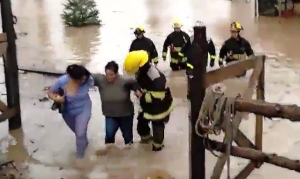 [Video] Bomberos ayuda a evacuar a familia por desborde del río Cachapoal