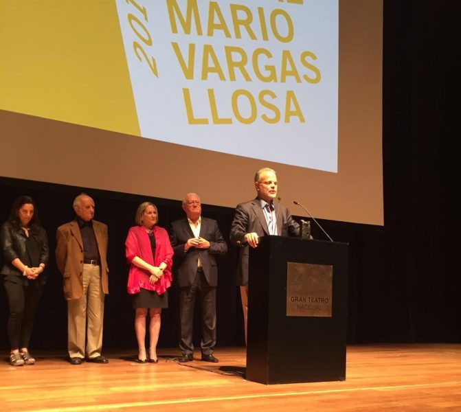 Chileno Carlos Franz, gana la segunda Bienal de Novela Vargas Llosa