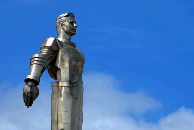 [Video] Drone sobrevuela estatua del legendario cosmonauta ruso Yuri Gagarin