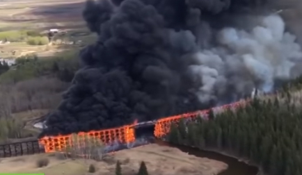 [VIDEO] Gran incendio destruye un puente en Canadá