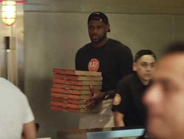 [Video] LeBron James sorprende a los clientes trabajando en una pizzería