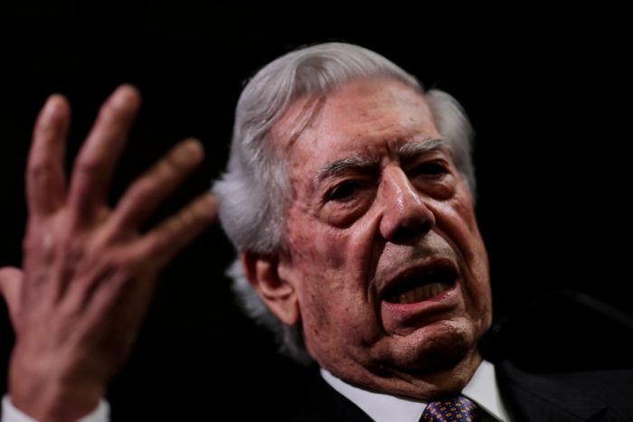 La superficial y delicuescente clase Magistral de Vargas Llosa que encantó a la derecha liberal