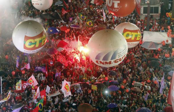 Masivo acto en Río de Janeiro une a artistas, famosos y trabajadores en apoyo a Dilma Rousseff