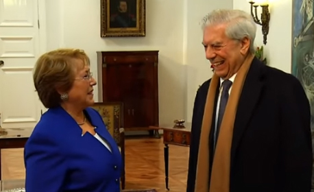 [VIDEO] Bachelet recibe a Mario Vargas Llosa en La Moneda