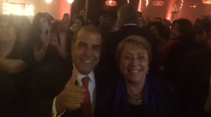 [VIDEO] El baile de Michelle Bachelet con el humorista Checho Hirane