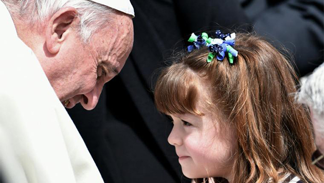 [VIDEO] El emotivo encuentro del Papa Francisco con niña que sufre enfermedad que la dejaría ciega y sorda