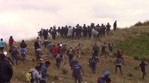 [Video] En Perú, un grupo de manifestantes golpea salvajemente a un policía