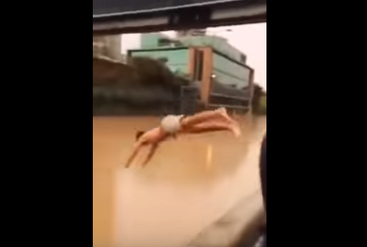 [VIDEO] Joven se lanza y nada en la inundada autopista Costanera Norte