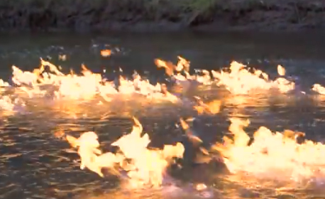 [VIDEO] Político ecologista australiano prende fuego a un río: «Estas son las peligrosas consecuencias del ‘fracking’»