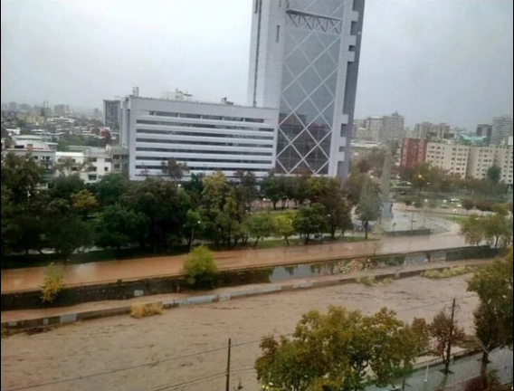 Frente de mal tiempo: Río Mapocho se desborda e inunda calles de Providencia