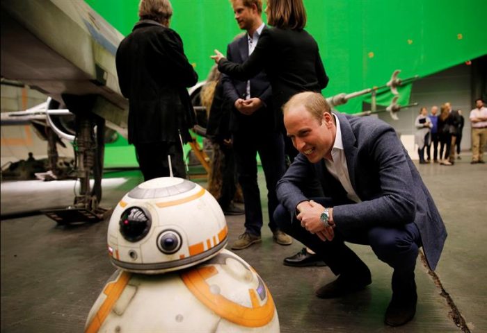 Príncipes británicos gozan como niños en su visita a estudios de Star Wars en Londres