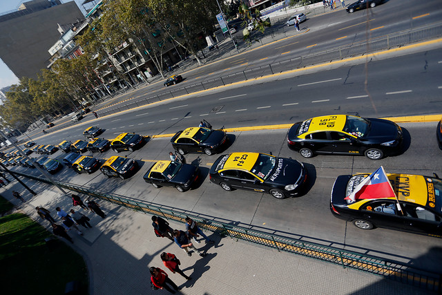 Comisión de Transporte convoca a taxistas y Uber