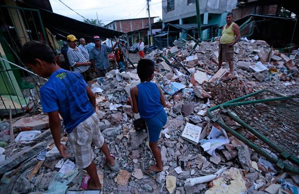 [VIDEO] Más de 350 muertos: drone recorre la zona afectada por terremoto de Ecuador