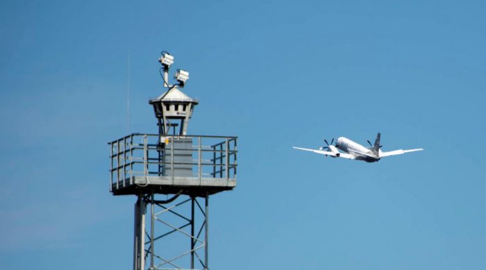 Ojos robóticos observan los cielos ante escasez de controladores