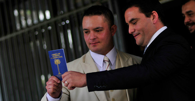 Carabinero es el primer uniformado en firmar acuerdo de unión civil con su pareja gay