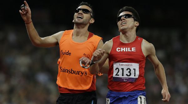 [Video] La historia de Cristián Valenzuela, el atleta chileno que no ve y ganó una medalla de oro
