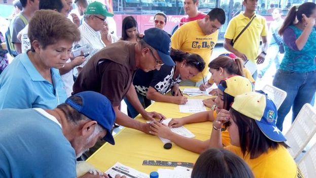 Oposición venezolana inicia recogida de firmas para revocar a Maduro