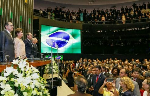 Día decisivo en Brasil: seis «errores y aciertos» de la presidenta Dilma Rousseff