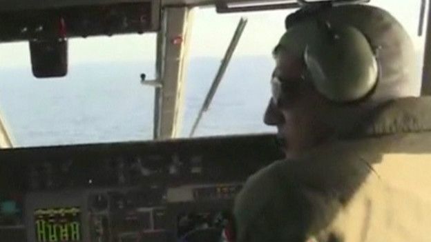 «Hallan restos humanos y partes del avión de EgyptAir desaparecido»