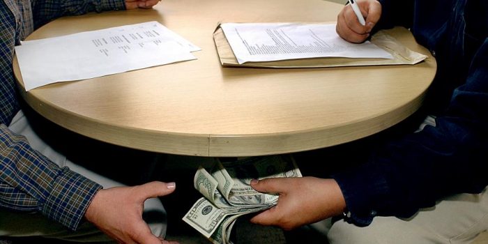 Sobornos aún abundan y 80% de los ejecutivos reconocen verlos