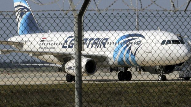 Vuelo de la aerolínea EgyptAir desaparece de su ruta de París a El Cairo