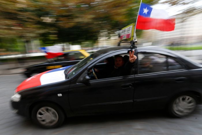 [Fotos] Taxistas protestan contra Uber y entregan carta en La Moneda acusando competencia desleal