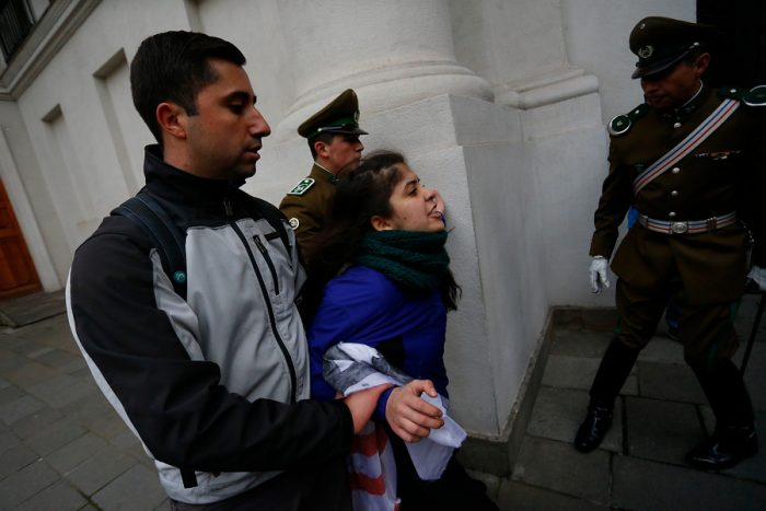 [VIDEO] ¿Infiltrado? La confusa detención de un manifestante en la protesta de hoy en La Moneda