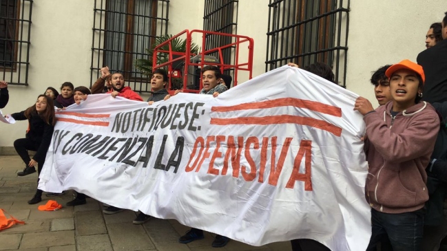 Estudiantes burlan seguridad de La Moneda simulando ser turistas y se manifiestan contra Bachelet