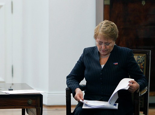 Adimark: Aprobación a Bachelet sube al 29% y acumula un año por debajo del 30 %