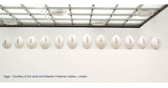 David Shrigley, uno de los artistas más populares de Inglaterra, llena al MAC de ironía y humor negro