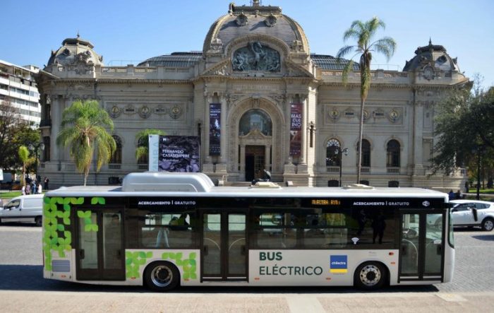 Municipalidad de Santiago y Chilectra inauguran primer bus eléctrico del país que operará de forma gratuita en el centro de la ciudad