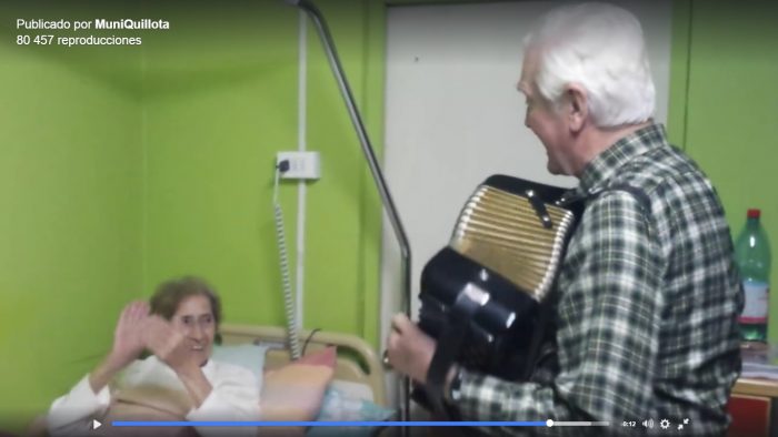 [VIDEO] Padre Mariano Puga se luce tocando el acordeón para ancianos en Quillota