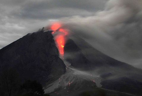 Siete muertos y dos heridos críticos por erupción del Sinabung en Sumatra