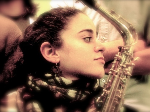 Lihi Haruvi, saxofonista israelí, se presenta gratis en Chile con mensaje de paz