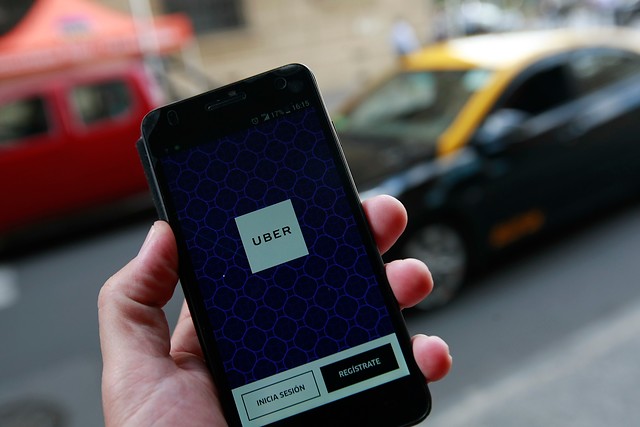 Uber ofrece viajes gratis ante marcha nacional de taxistas