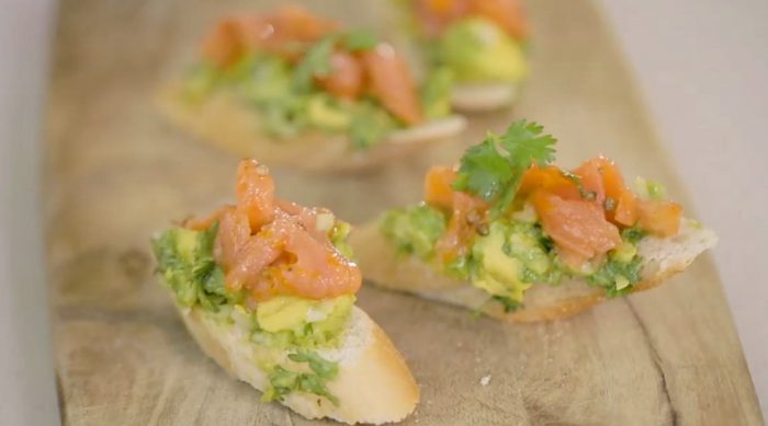 Esta semana en «El Gran Mantel»: lúcete con esta receta de rostinnis de salmón y palta