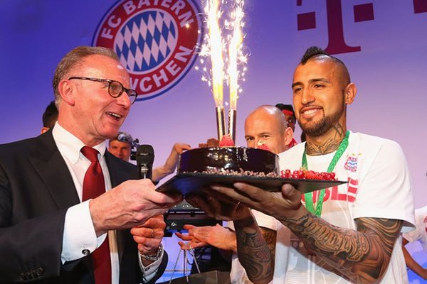[VIDEO] Plantel del Bayern Munich le canta el cumpleaños a Arturo Vidal