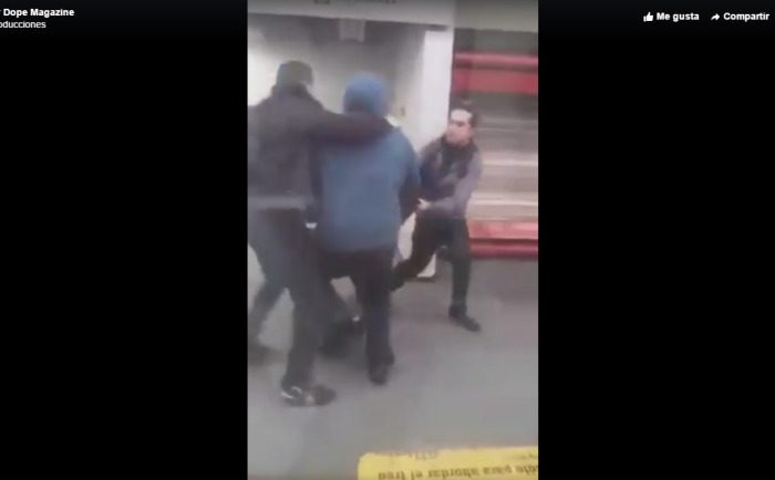 [VIDEO] Pasajeros detienen y golpean a grafitero mientras rayaba un vagón del Metro