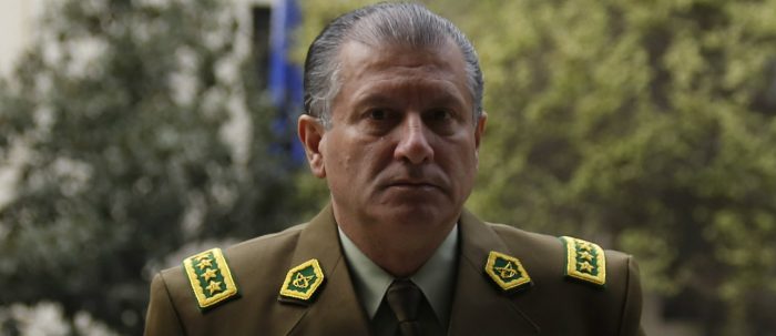 General Villalobos da por concluida entrevista cuando se le consulta por qué no ha hecho efectiva la responsabilidad de mando ante crisis en Carabineros