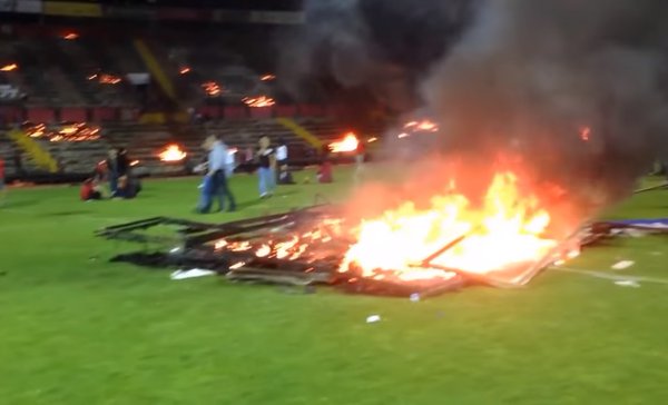 [VIDEO] Hinchas turcos queman su propio estadio tras descender de categoría